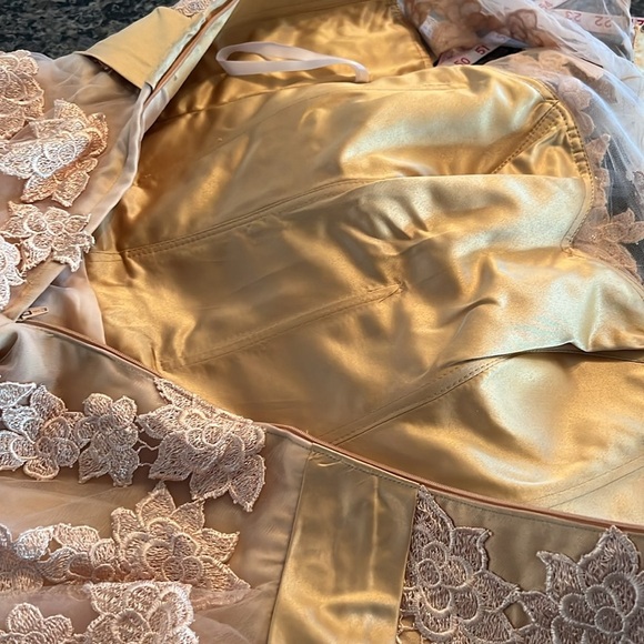 Lace dress - Picture 10 of 15